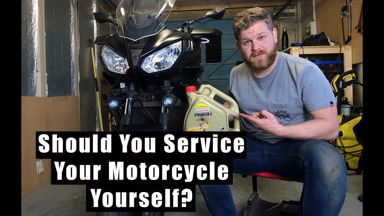 Checks repairs pegboard zelf rode motorfiets bakstenen repareert doe muur jonge repairing wrenches Checks repairs pegboard zelf rode motorfiets bakstenen repareert doe muur jonge repairing wrenches